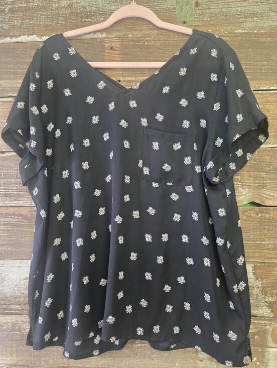 Maurices Tops - Maurices XXL Black Floral V-Neck Blouse Exposed Back Zipper Pocket